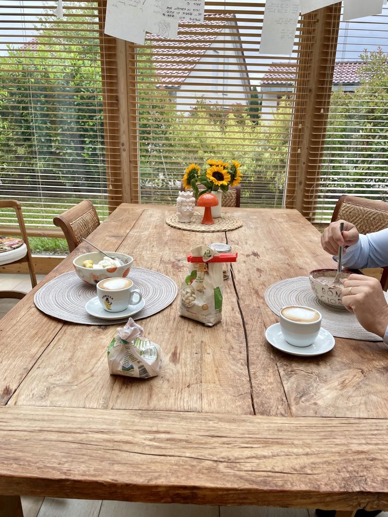 Ein Tisch mit Frühstück darauf 12 von 12 Juni 2026