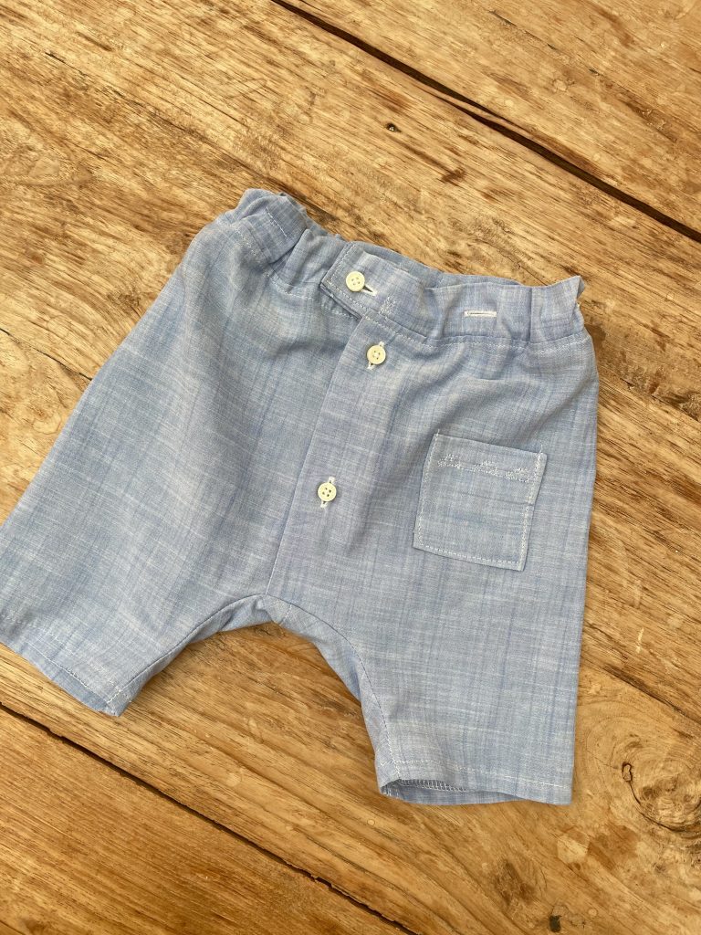 Babyhose blau aus einem Herrenhemd genäht