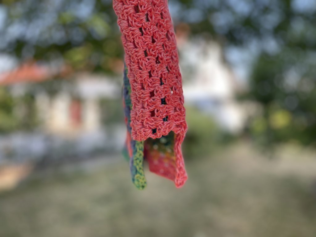 Häkeltop in derLieblingsfarbe Bunt, aus Granny Squares. zu sehen bei Happy Best Ager 