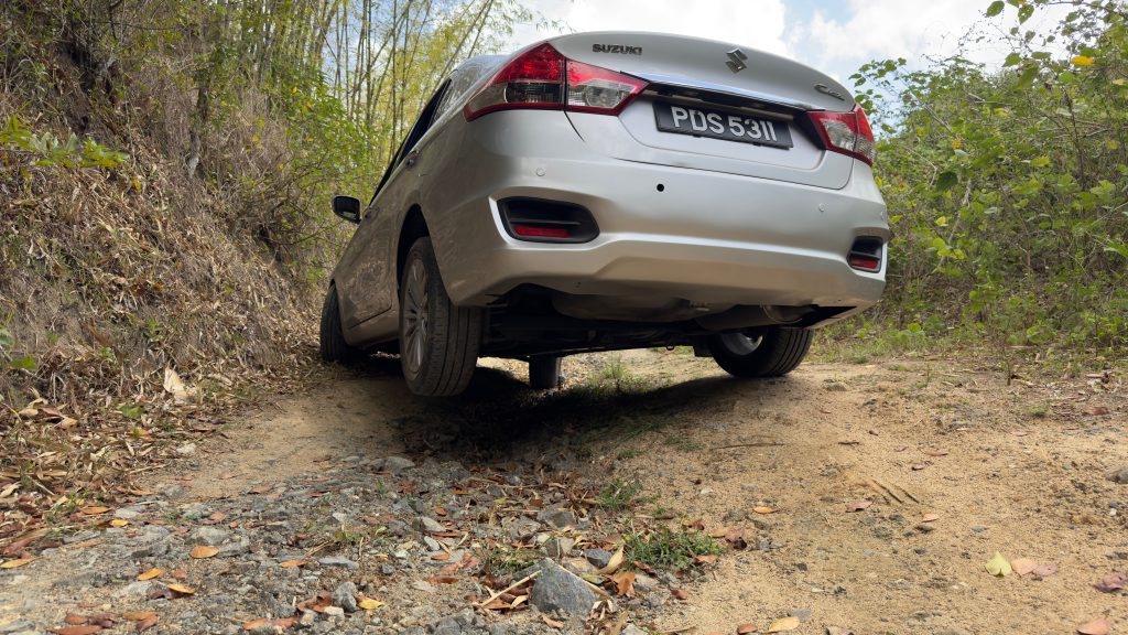 Ein Auto steht am häng auf nur drei Rädern