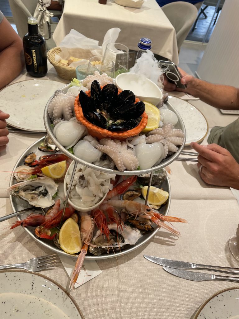 ein Etage mit Crudo steht auf einem Tisch in Apulien