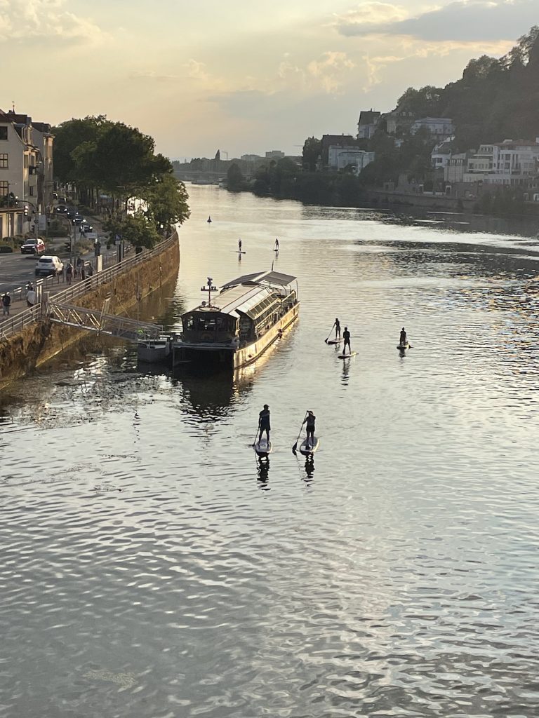 Stand up Paddler auf dem Neckar in Heidelberg