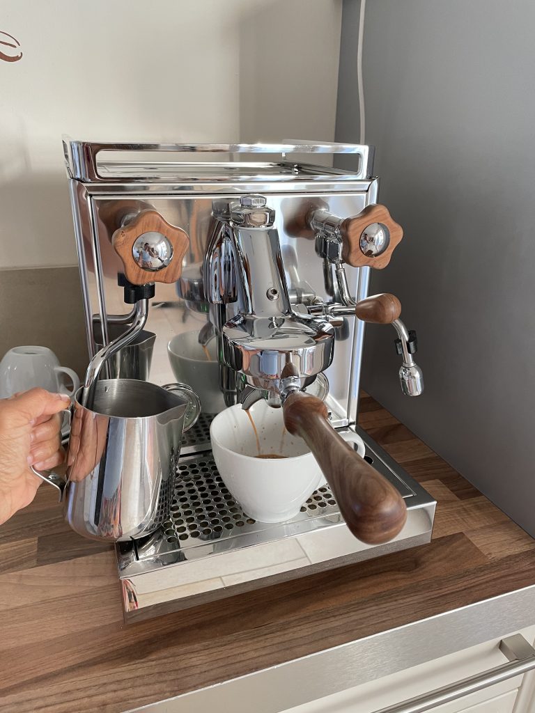Eine Espressomaschine. 12von 12 August 2026