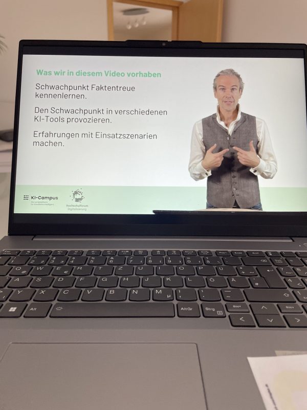 Ein offenens Laptop mit einer Schulung vom KI Camus darauf