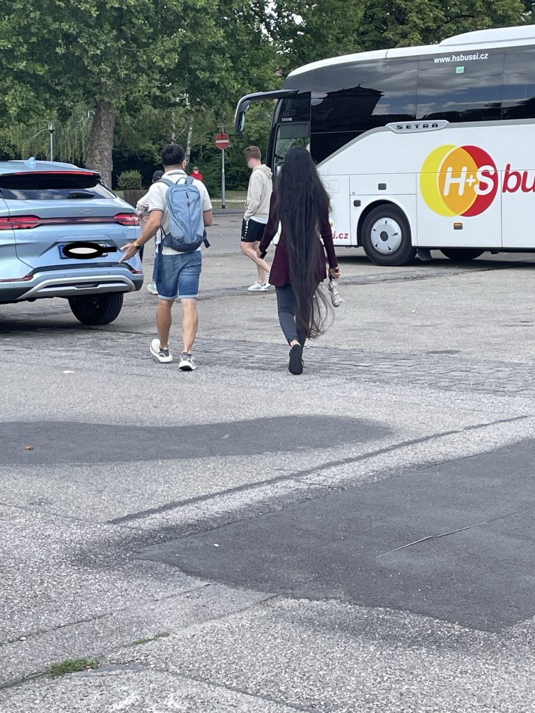 Ein Frau von hinten mit sehr langem Haar
