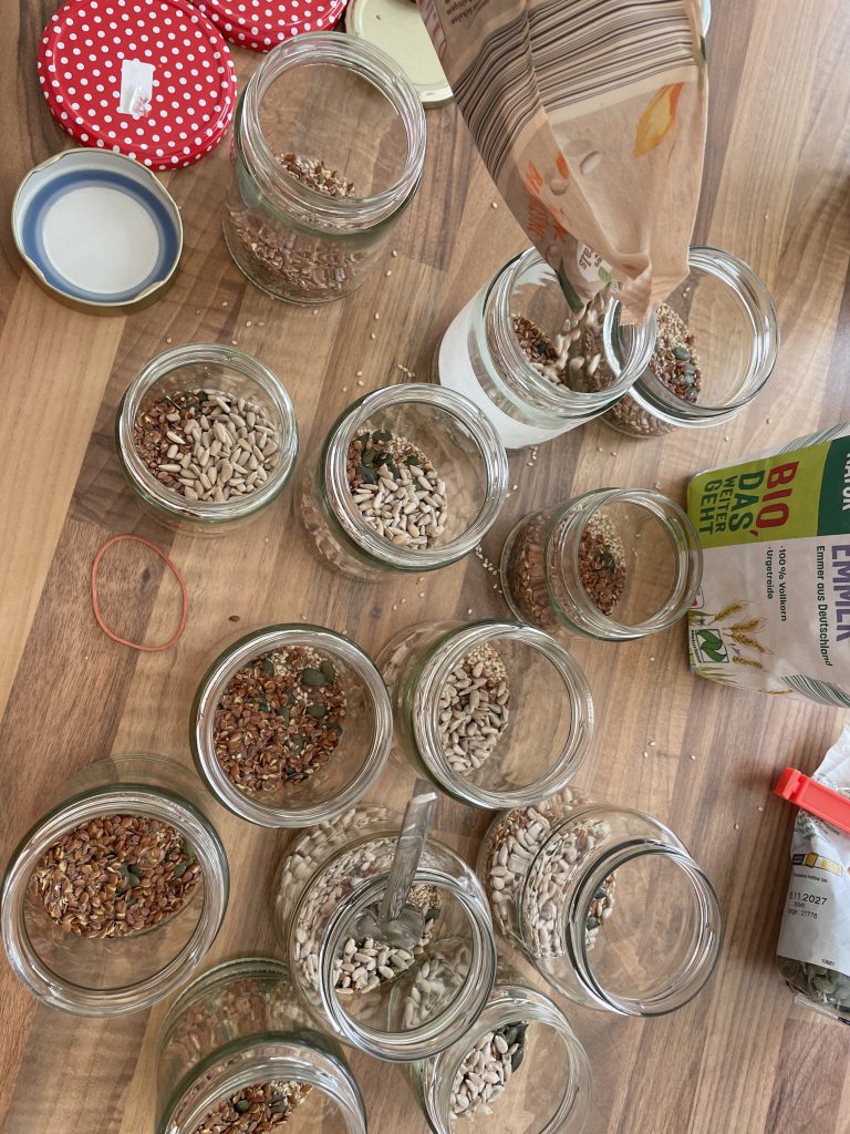 viel kleine Gläser mit Müsli