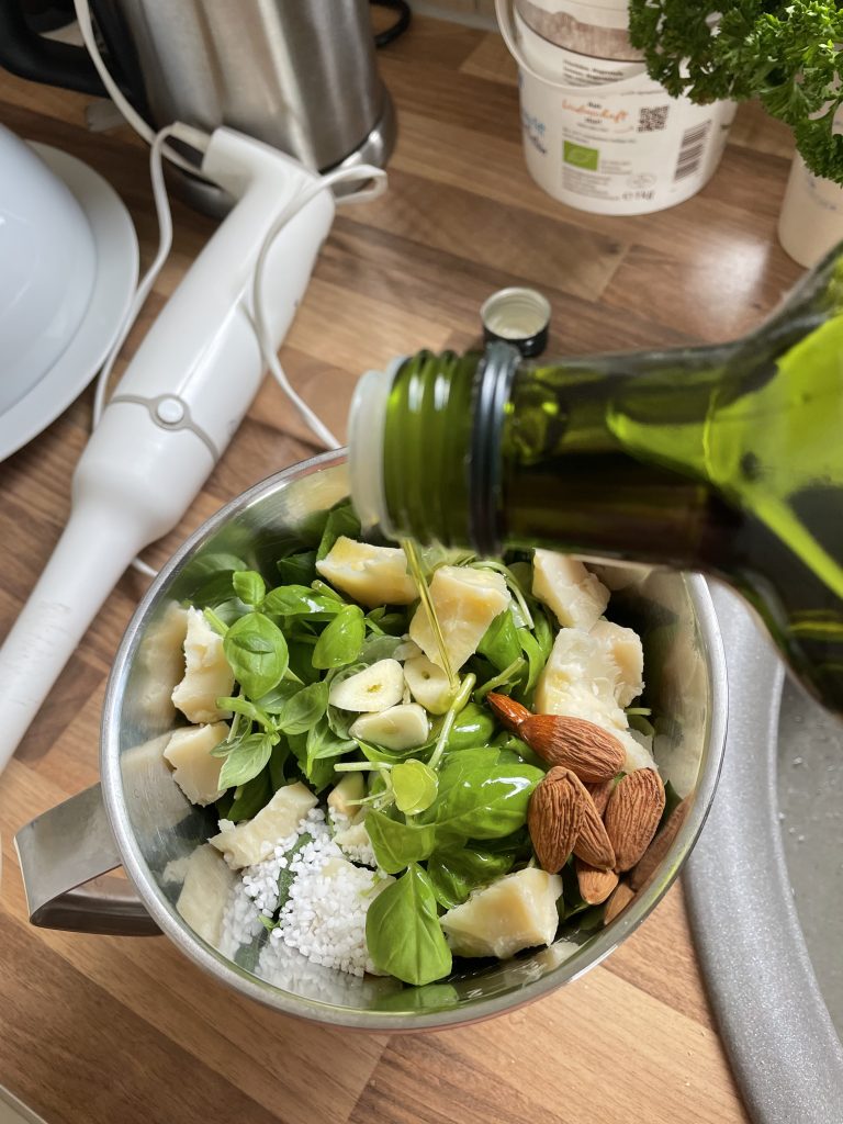 12 von 12 September 2026 Eine Schüssel mit Zutaten für ein Pesto darin