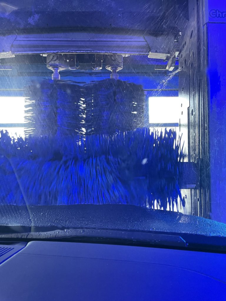 eine Autowaschanlage aus dem Auto heraus fotografiert während der Reinigung