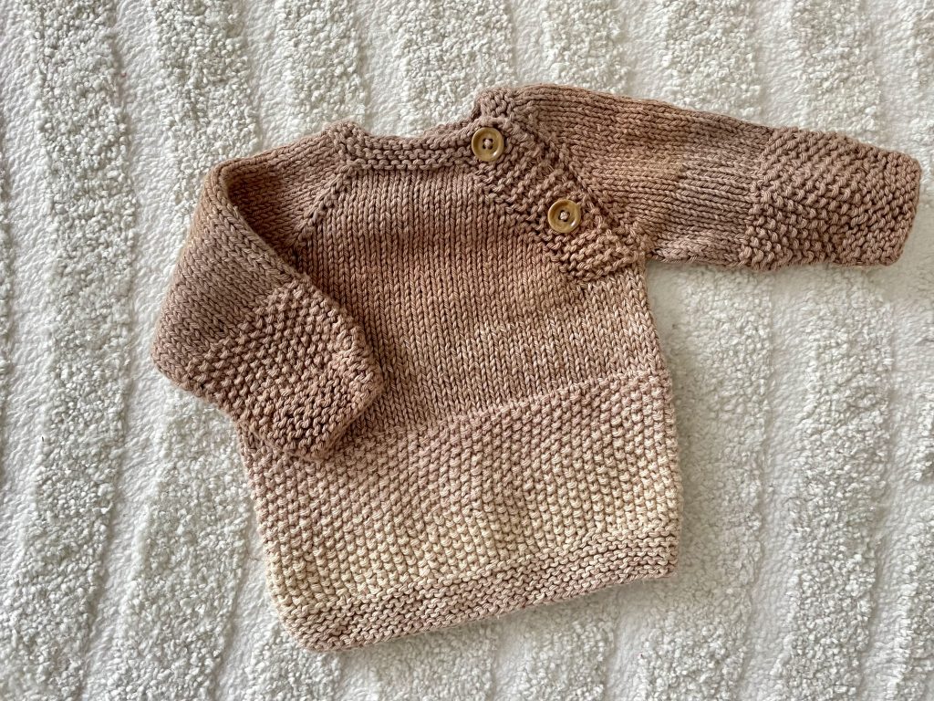 Ein gestrickter Babypullover