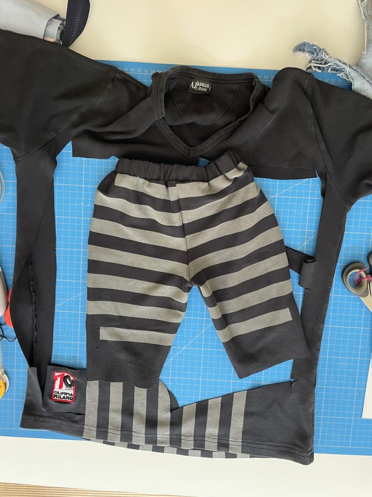 eine gestreift Babyhose im Upcycling aus einem T-Shirt