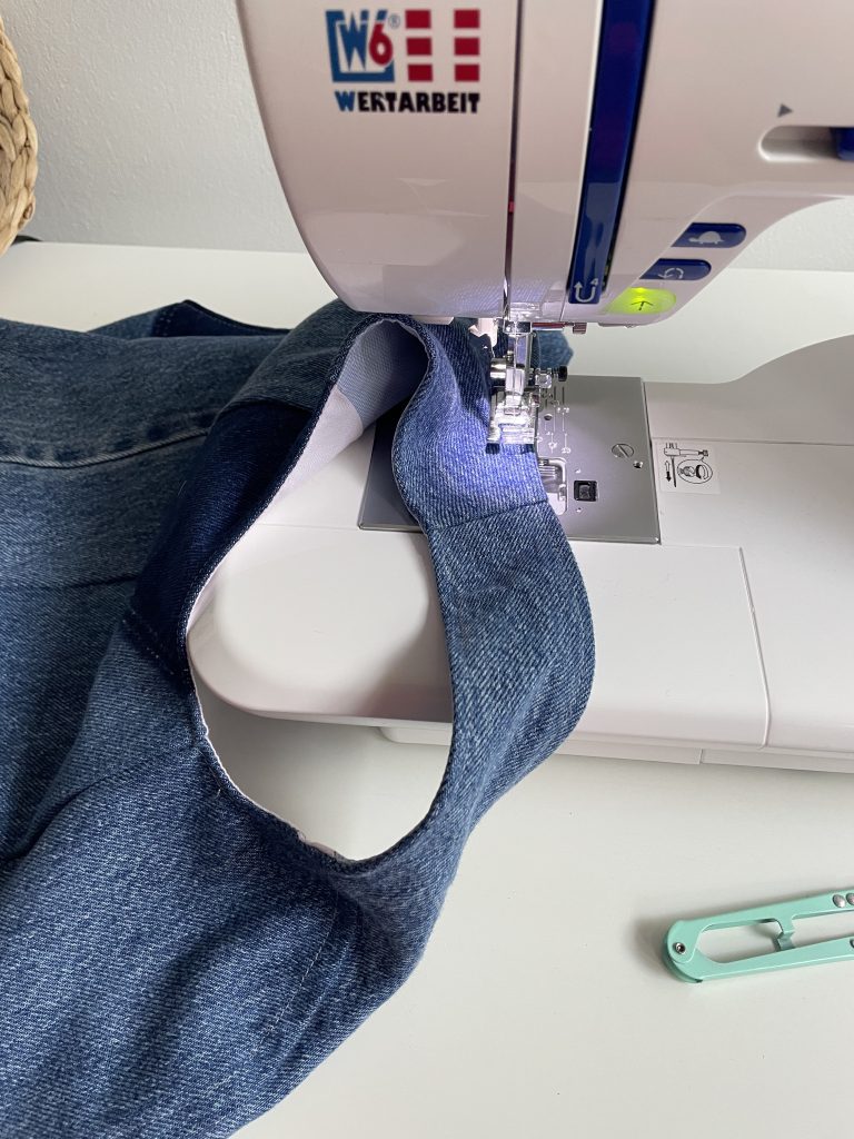 Eine Nähmaschine mit einem Nähstück