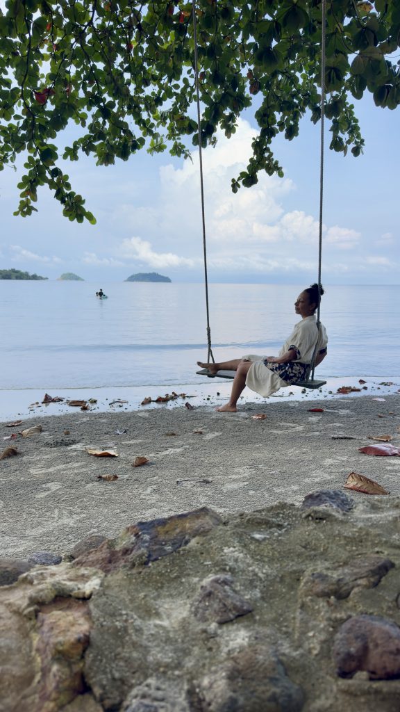 Happy Best Ager ist auf einer Schaukel auf Koh Chang.