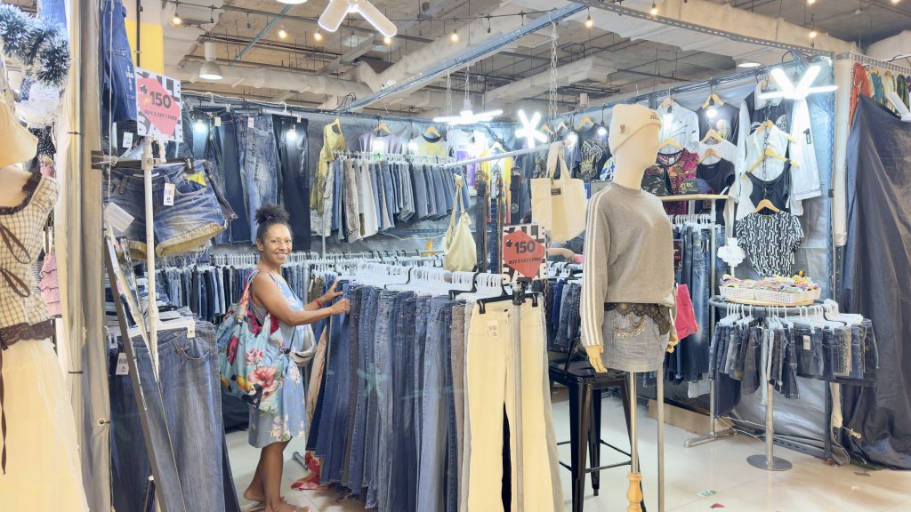Bang Sue Junction Shopping Center in Bangkok. Eine Frau steht an einem Kleiderständer