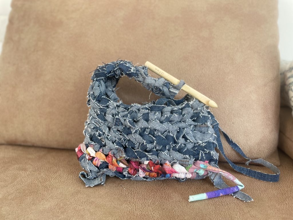 Jeans-Upcycling Tasche gehäkelt