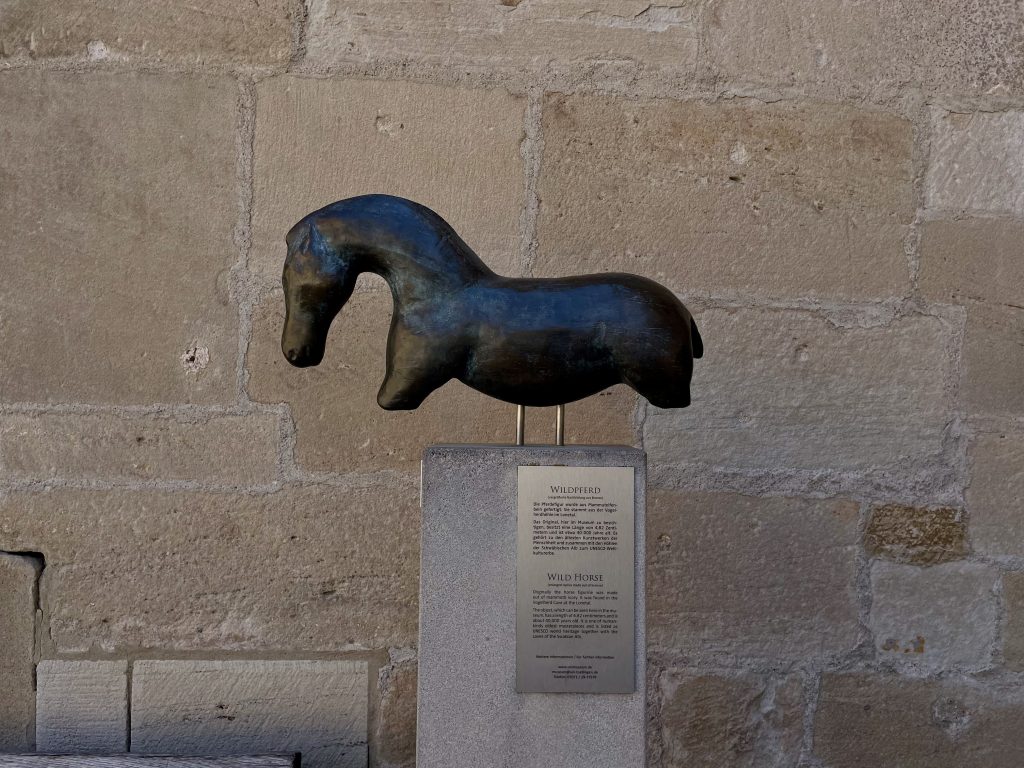 Bronzefigur Wildpferd in Tübingen. Es ist auch im Wappen von Tübingen zu finden.