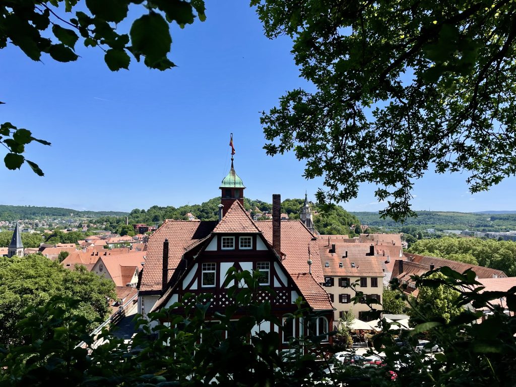 Vom Schlossgarten aus ein Ausblick auf Tübingen. Im Vordergrund steht ein Fachwerkhaus