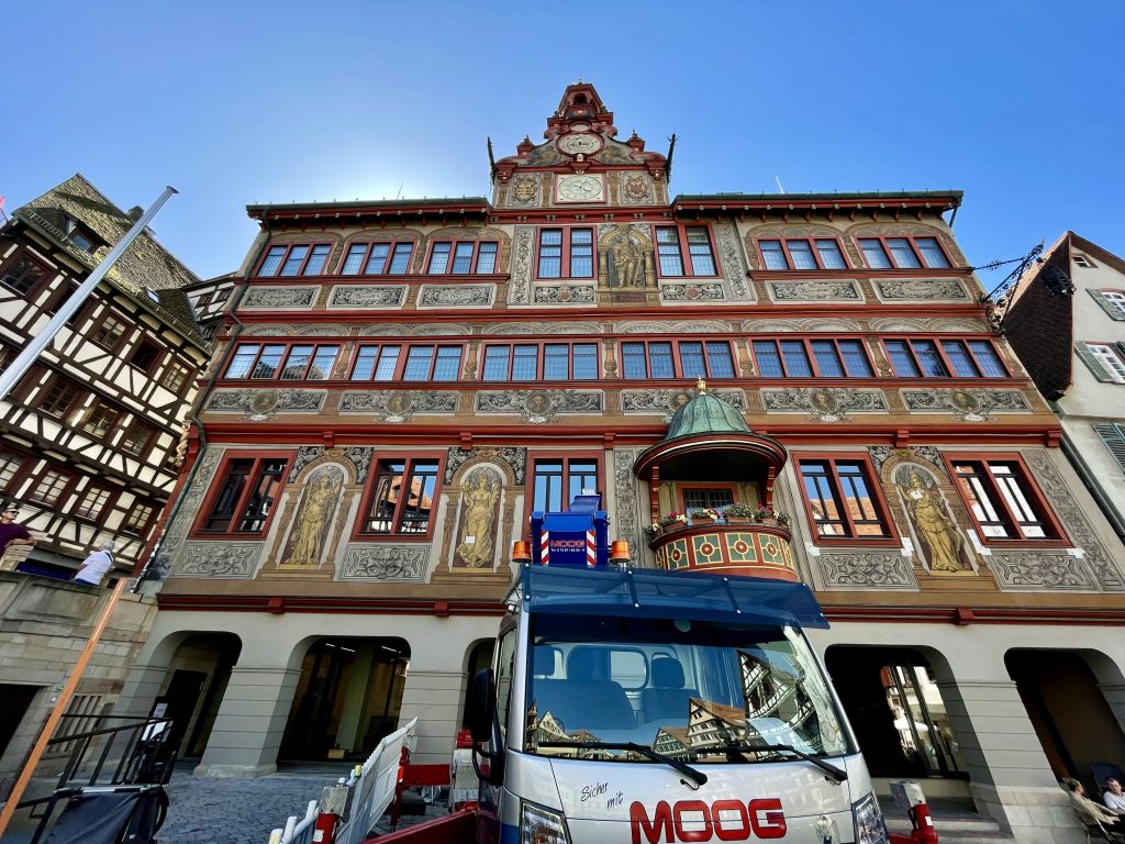 Historisches Rathaus Tübingen mit reich verzierter Fassade, kunstvollen Wandmalereien und astronomischer Uhr, erbaut im 15. Jahrhundert – beliebte Sehenswürdigkeit auf dem Marktplatz in der Altstadt.