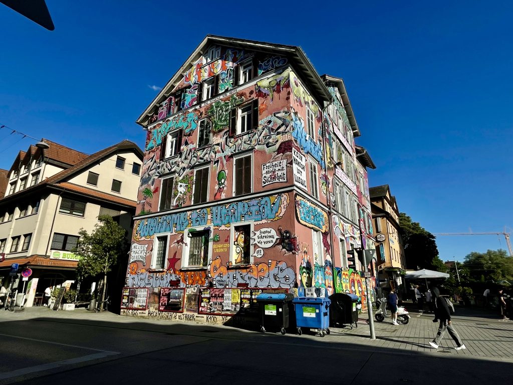 Ein 4-stöckiges Haus ist komplett mit Graffiti bemalt in Tübingen