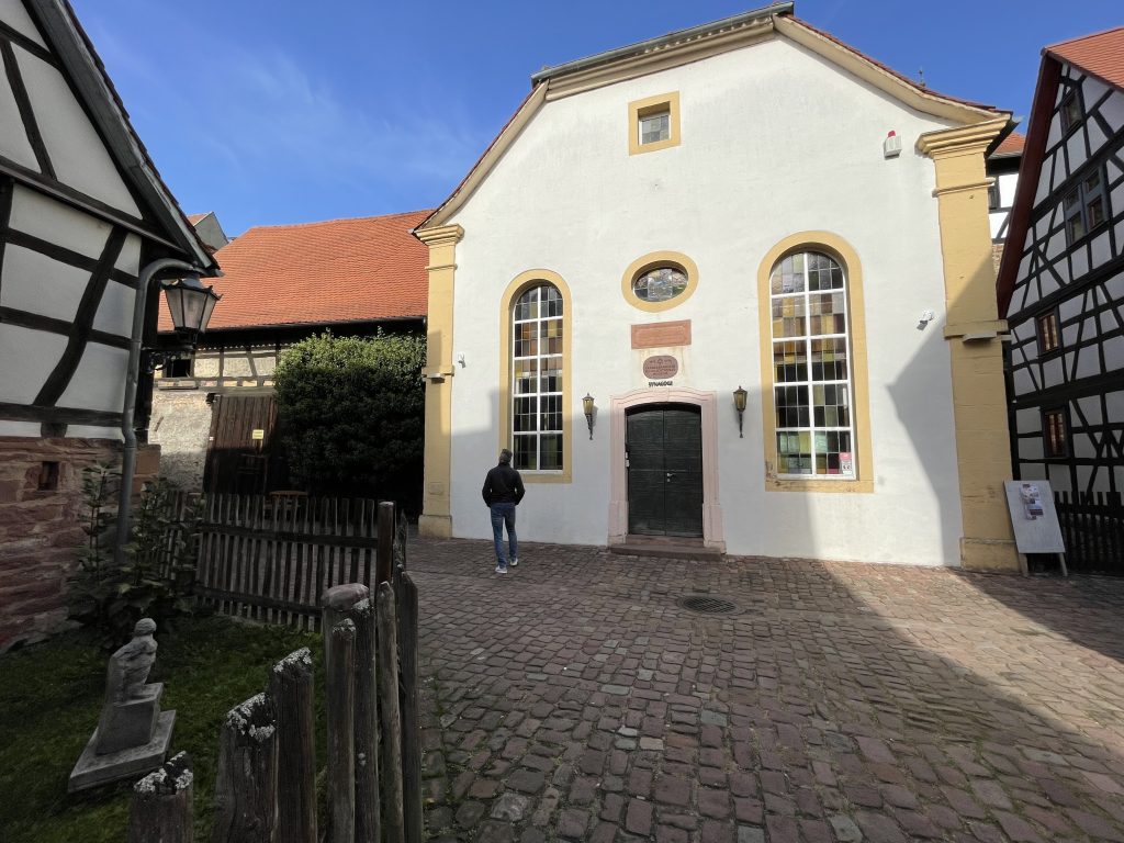 Die Synagoge von Michelstadt.ein weißes Haus mit beigen Seiten und Fensterumrahmungen. Das Dach ist abgeflacht