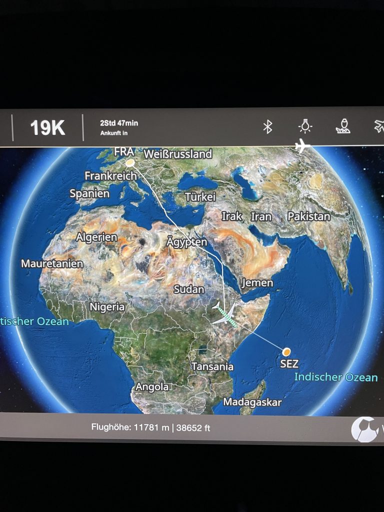 Weltkarte im Flugzeug. Es wird die Strecke von Frankfurt nach nahe auf den Seychellen angezeigt