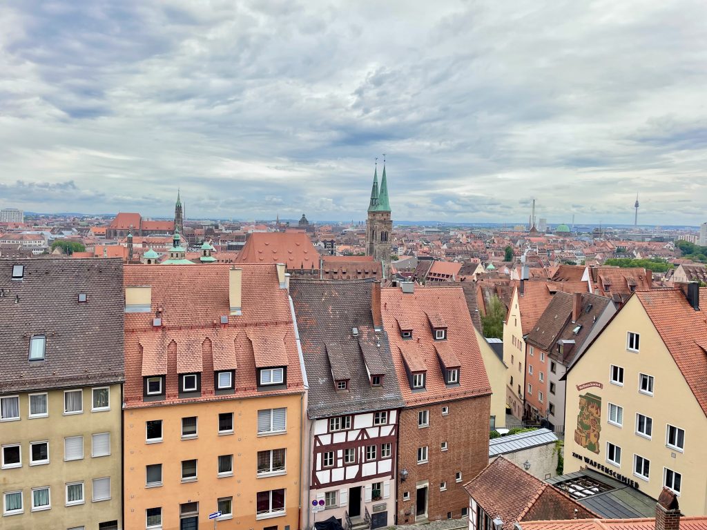 Von oben fotografierte mittelalterliche Stadt. Man sieht immer wieder Kirchturmspitzen herausragen
