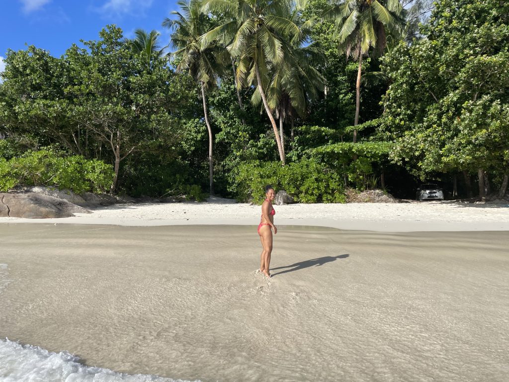 Ein Frau steht im Meer
