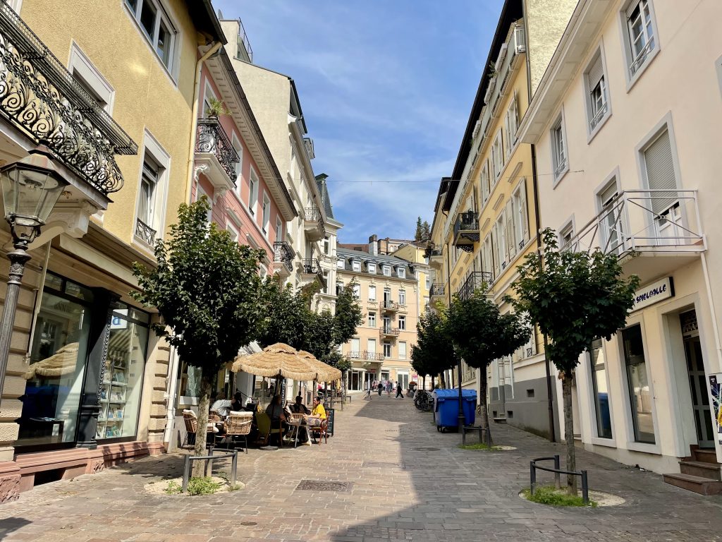 Idyllische Altstadtgasse in Baden-Baden mit historischen Häusern, Straßencafé und sommerlichem Flair – idealer Ort für Genuss, Kultur und Lebensfreude im Best-Ager-Urlaub