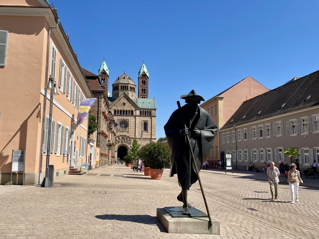 Jakobspilger-Statue vor dem Kaiserdom zu Speyer, UNESCO-Weltkulturerbe und bedeutendes Reiseziel für Kultur, Geschichte und Pilgerwege in Rheinland-Pfalz