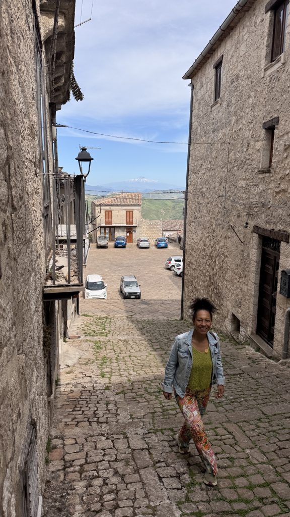 Frau auf einer Treppe in Petraira Soprana