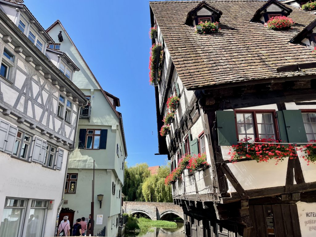 Das schiefste Hotel der Welt steht in Ulm. Es ist ein Fachwerkhaus mit roten Blumen vor den Fenstern