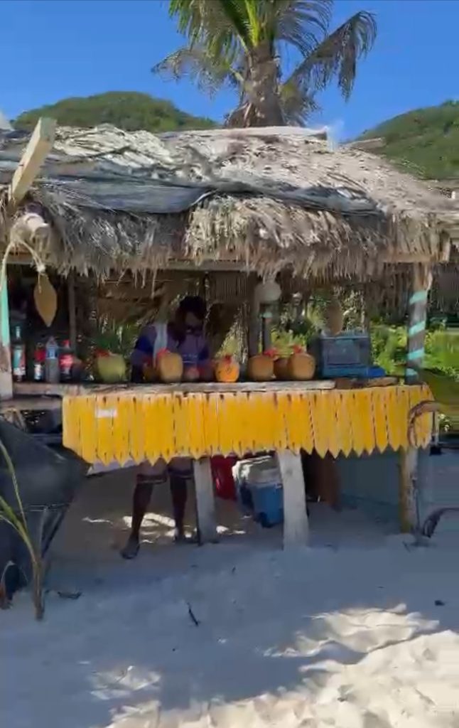 Ein kleine Strandbar auf dem Sand. Das Dach ist aus Palmenblättern
