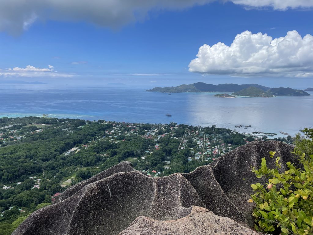 Ausblick vom Berg auf das Meer. Im Meer befinden isch noch kleinere Inseln