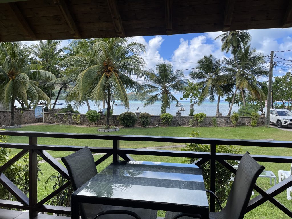Ausblick auf das Meer von einer Terrasse