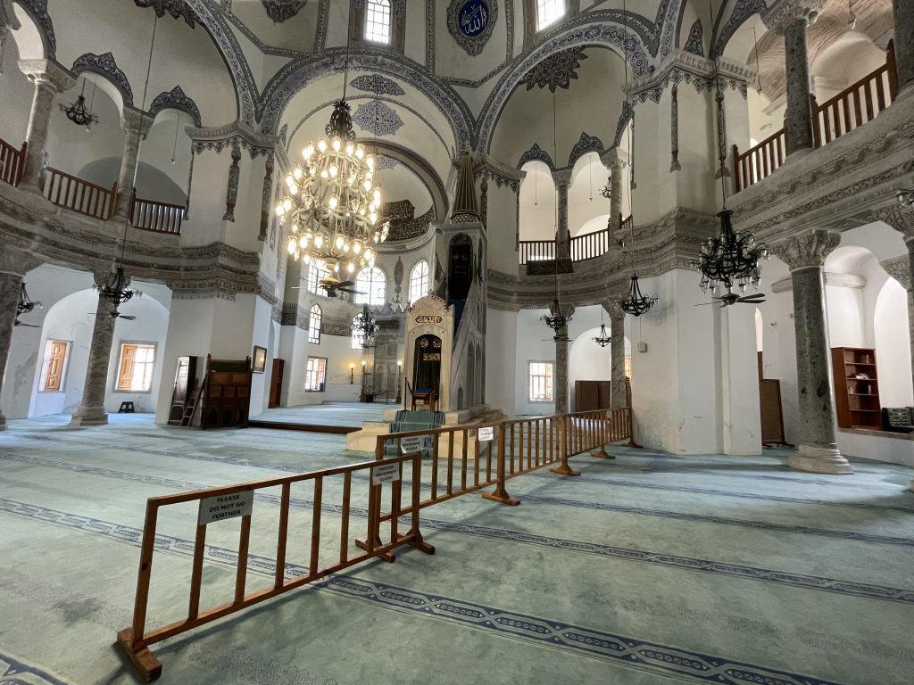 Die Moschee, Kleine Hagia Sophia von innen. ein Kronleuchter hängt in der Mitte.