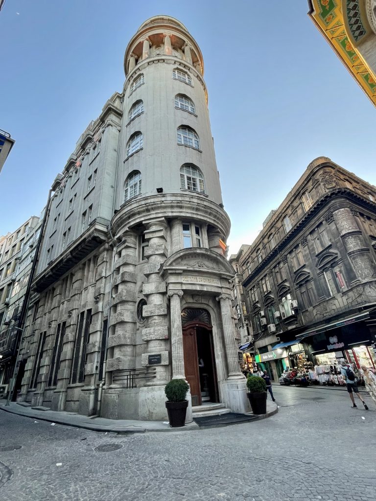 Historisches Gebäude in Istanbul mit markanter Rundfassade, bekannt als Drehort einer Szene des James-Bond-Films „Skyfall“.