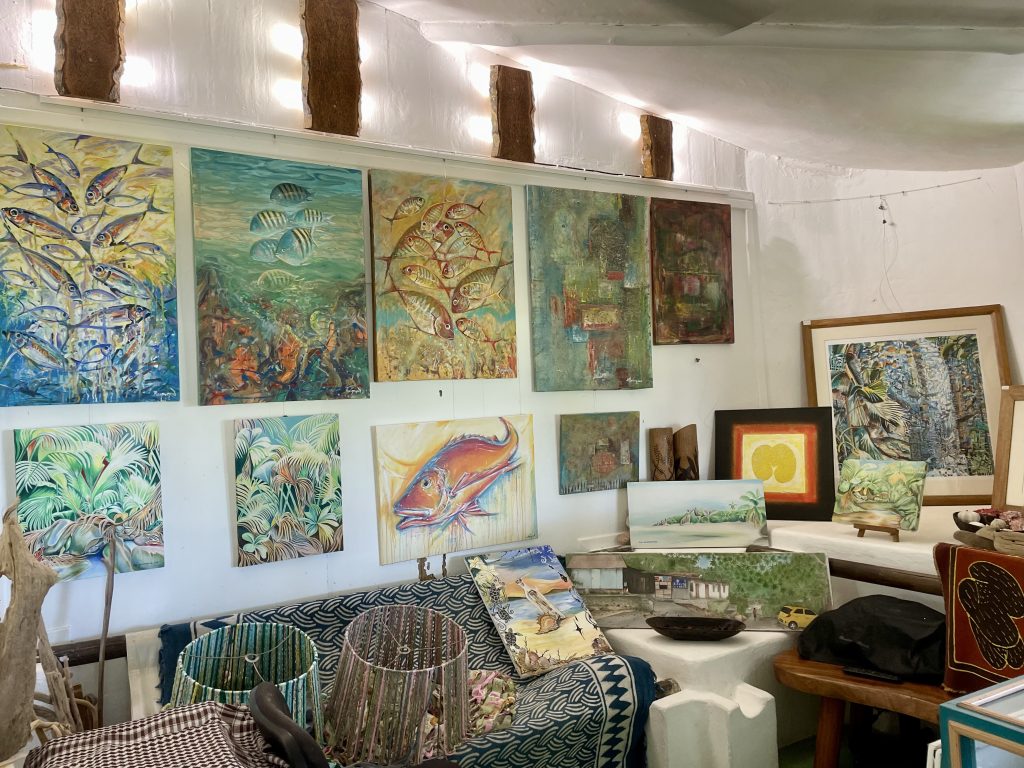 Vielen Bilder an der Wand. Es handelt sich um eine Galerie