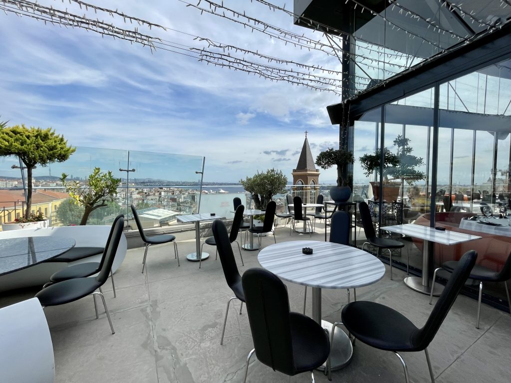 Ein Rooftop-Restaurant mitAusblick auf Istanbul