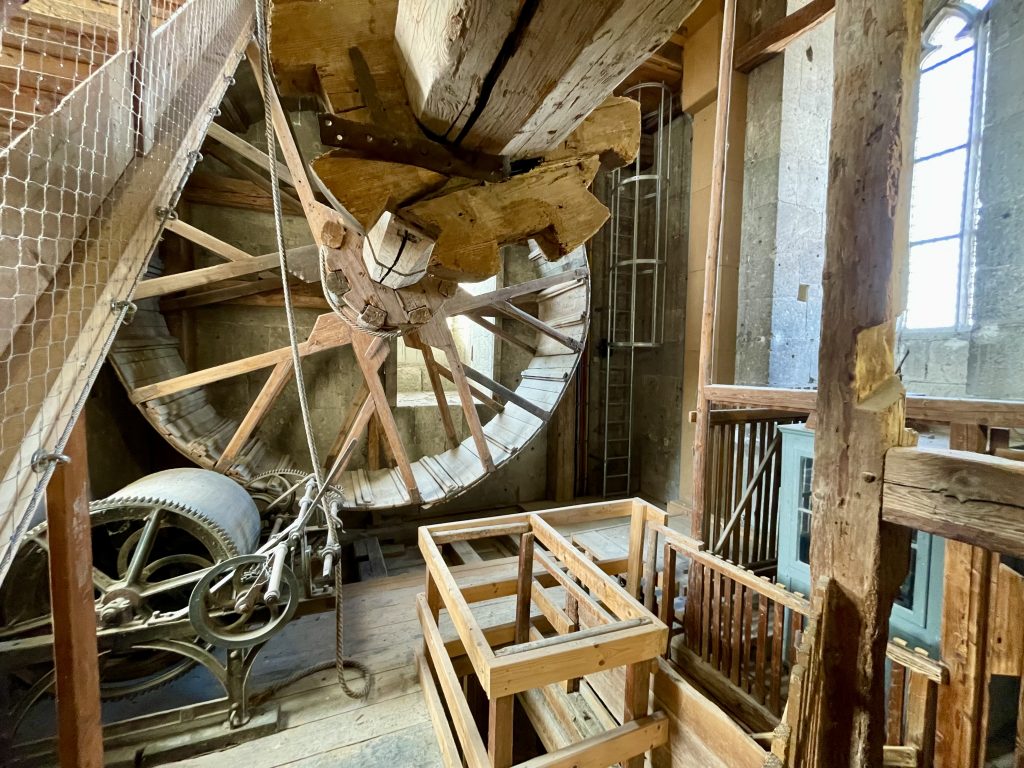 Historisches Tretrad im Kirchturm „Daniel“ von St. Georg in Nördlingen – mittelalterliche Technik zum Hochziehen von Lasten im berühmten Kirchturm der Altstadt, Bayern.