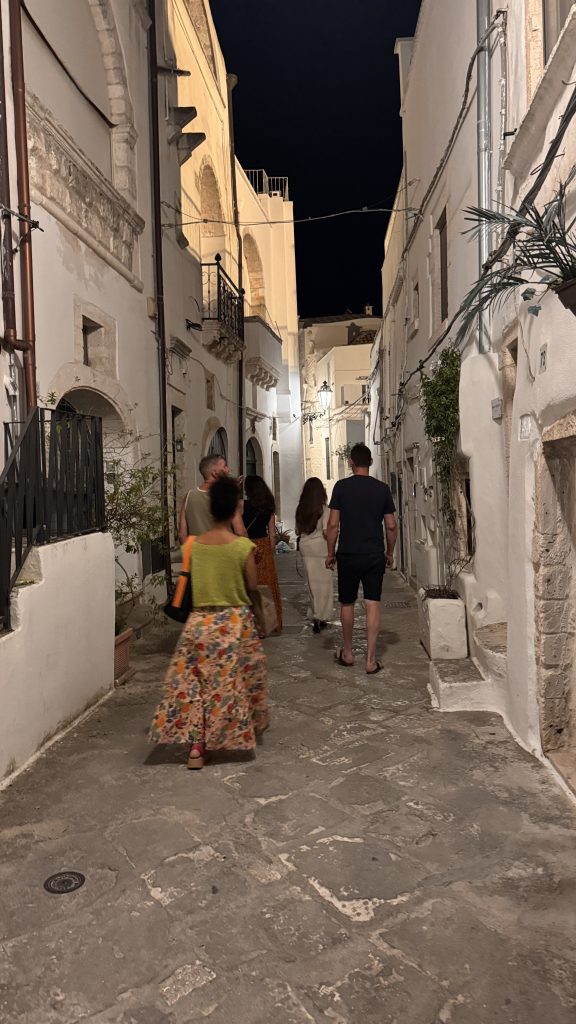 Ostuni bei Nacht eine Gasse durch Diebin paar Menschen laufen