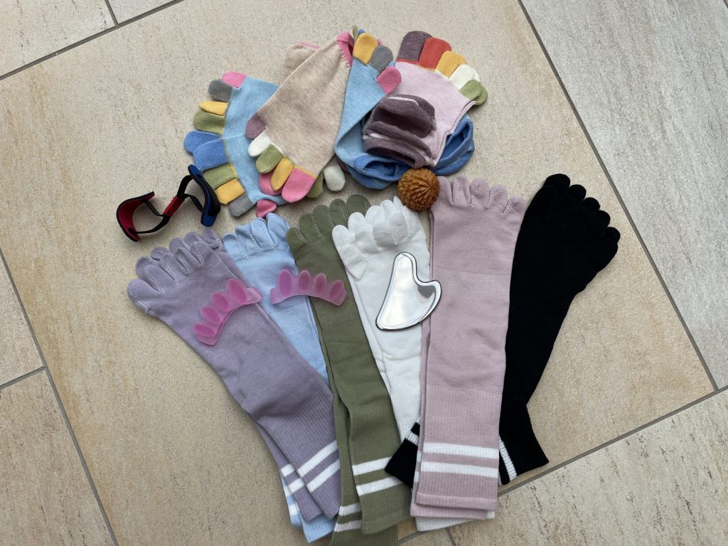 Viele Zehensockenliegen auf einem Fliesenboden