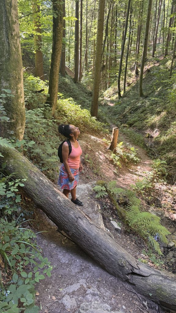 Eine Frau steht in einem Wald