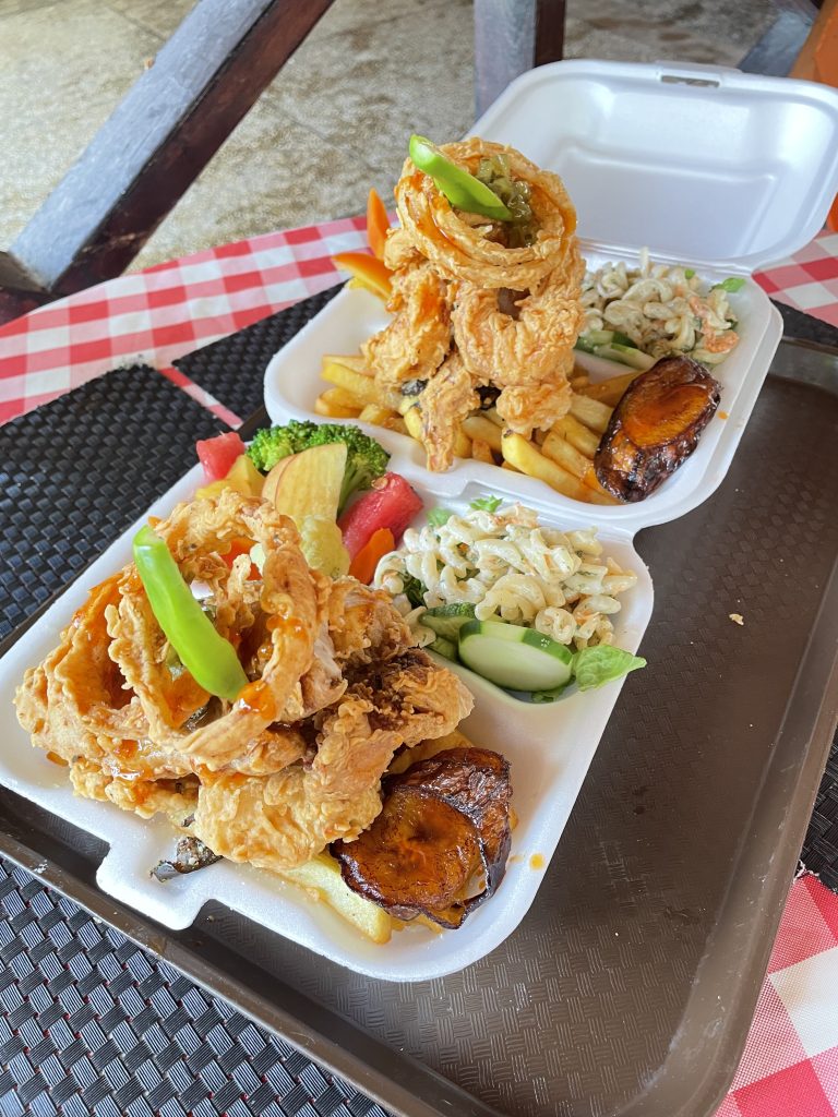 2 Boxen mit Essen