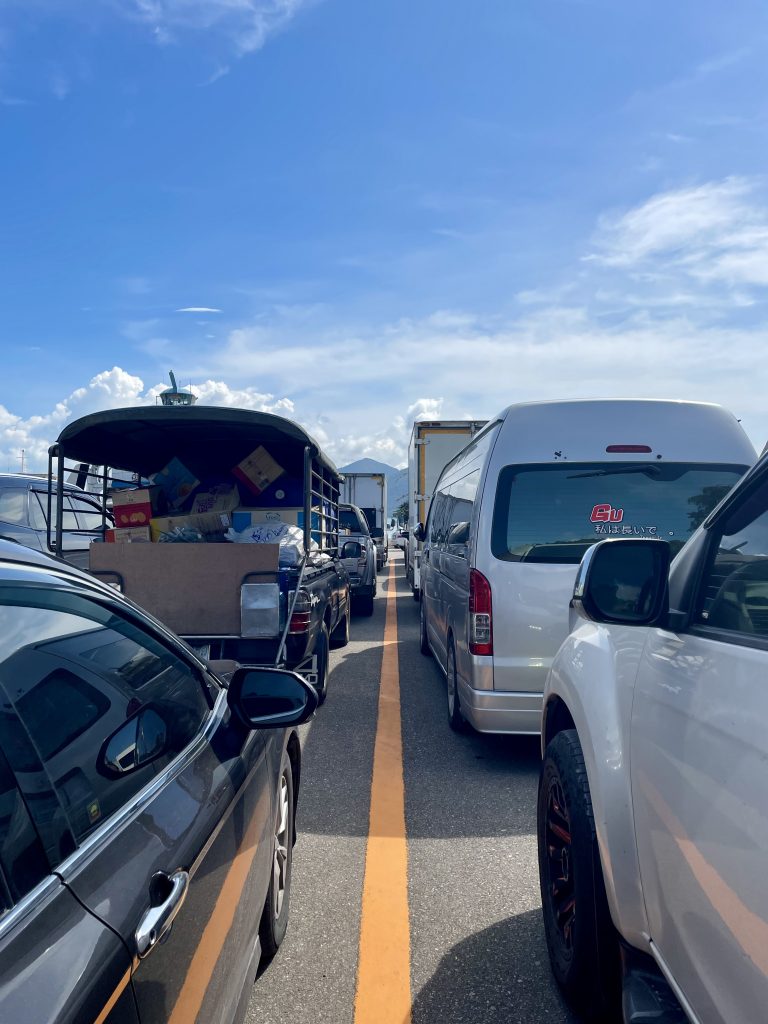 Überfahrt mit der Fähre von Bangkok nach Koh Chang. Viele Fahrzeuge stehen in einer Reihe