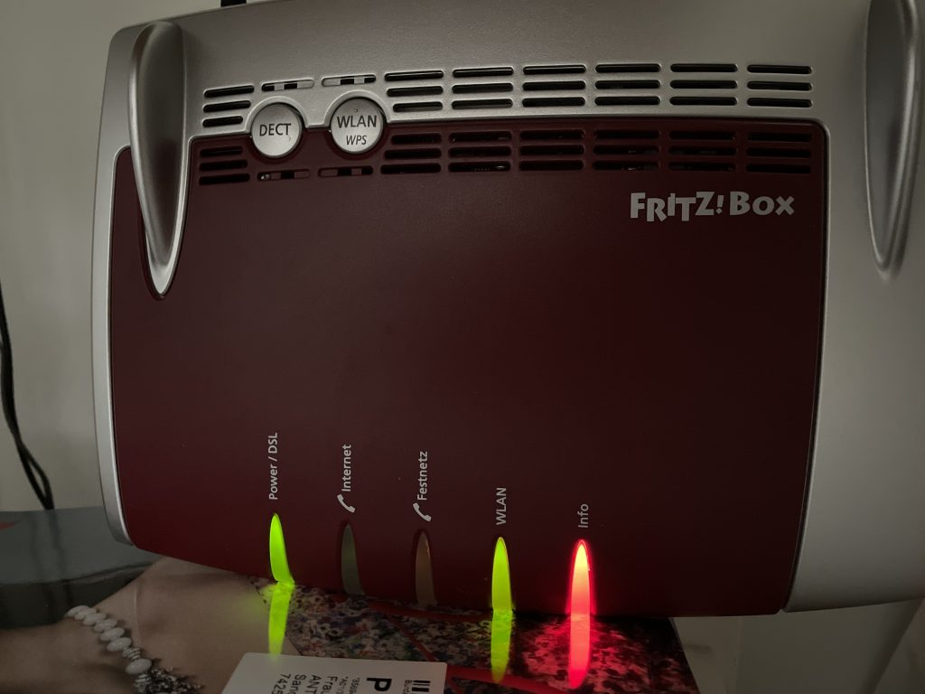 Ein Router mit 2 grünen um einem roten Licht