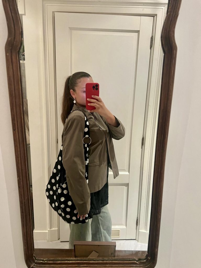junge Frau Mit einer Riesentasche
